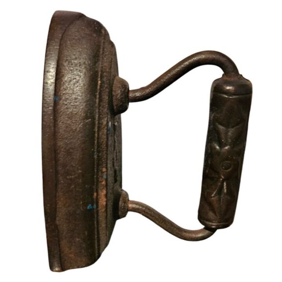 Vintage Cast Iron Clothes Iron With Decorative Handle 7bls 6.5x5inches Door Stop - Picture 1 of 10